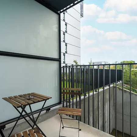 Nowoczesny Dla 2 Doroslych I 2 Dzieci Parking By Renters * Poznań