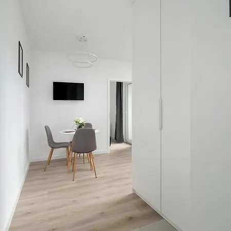 Nowoczesny Dla 2 Doroslych I 2 Dzieci Parking By Renters * Poznan